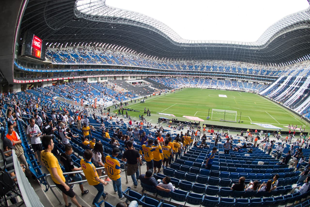 Las aficiones del Monterrey y de Tigres vivieron su propio partido en las tribunas y a las afueras del estadio. Estas son las mejores imágenes.
