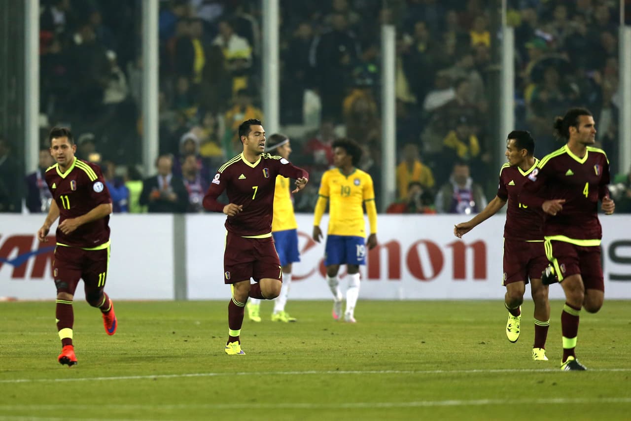 Los vino tintos aún confiaban en lograr el resultado, pero la misión parecía imposible.