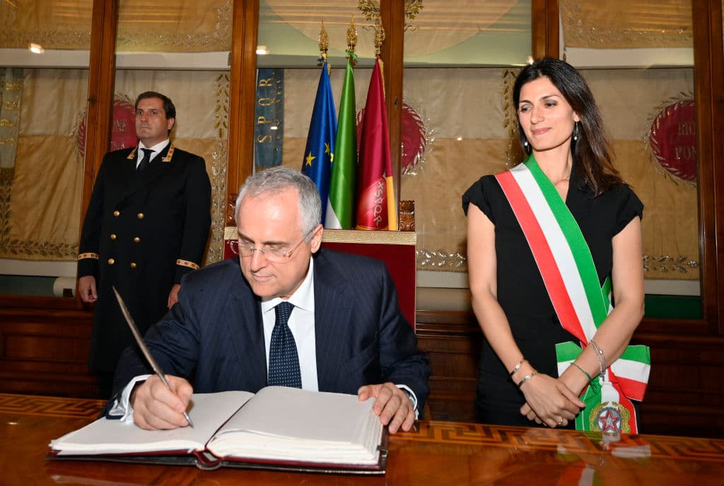 Los jugadores de la Lazio fueron recibidos en el Capitolio por la alcaldesa de la ciuda de Roma, la señora Virginia Raggi, para homenajear al equipo de la capital italiana por su éxito del pasado 15 de junio, cuando conquistaron la edición 2019 de la Coppa Italia, al vencer 2-0 al Atalanta y con lo que se clasificaron a la fase de grupos de la UEFA Europa League 2019-20. Además de la alcaldesa Raggi, estuvieron el presidente del equipo, Claudio Lotito, el técnico Simone Inzaghi, y todos los jugadores de la plantilla de las Águilas. Incluso hasta la emplumada mascota estuvo presente.