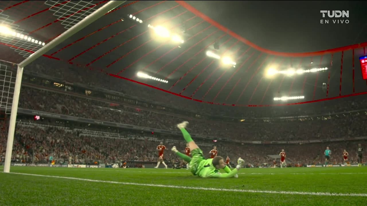 ¡Se le niega el segundo gol al PSG! Tremenda atajada de Neuer