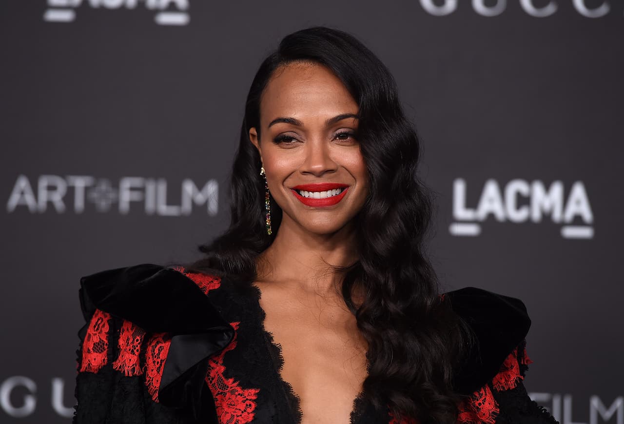 La talentosa actriz apareció por primera en el universo de Marvel en la película Guardianes de la Galaxia interpretando a Gamora (hija de Thanos) y de manera inmediata se robó el corazón de todos los fans.