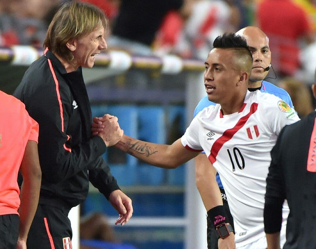 Por ejemplo, nada más claro que el apretón de manos para reconocer que se está en la misma línea y enviar un mensaje de aprecio y equipo.