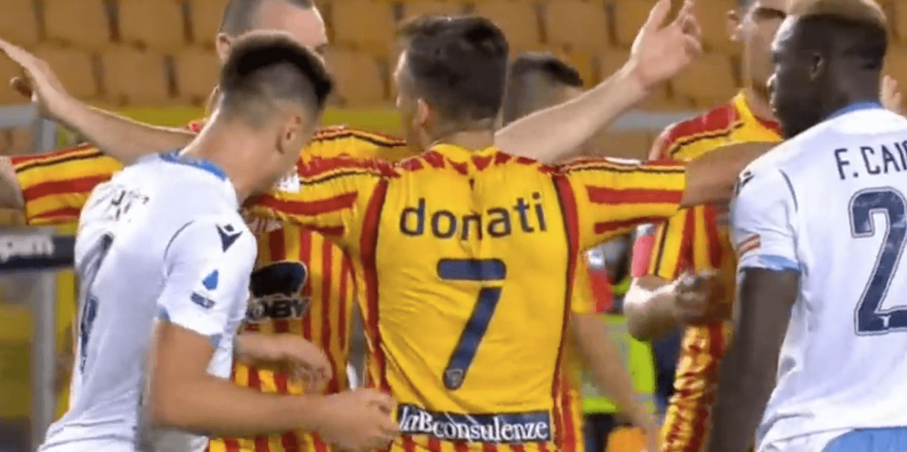 Jugador del Lazio emula la mordida de Luis Suárez