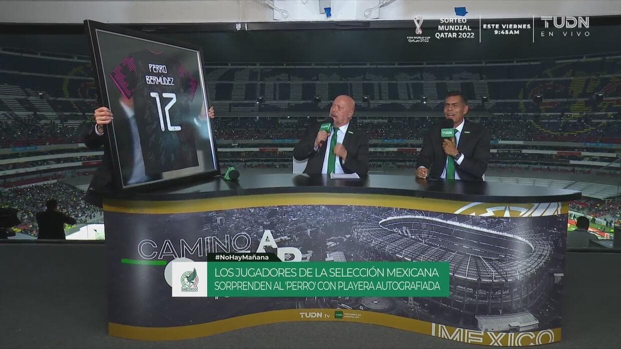 Chulada de maíz prieto: El Tri le regaló playera firmada al Perro Bermúdez