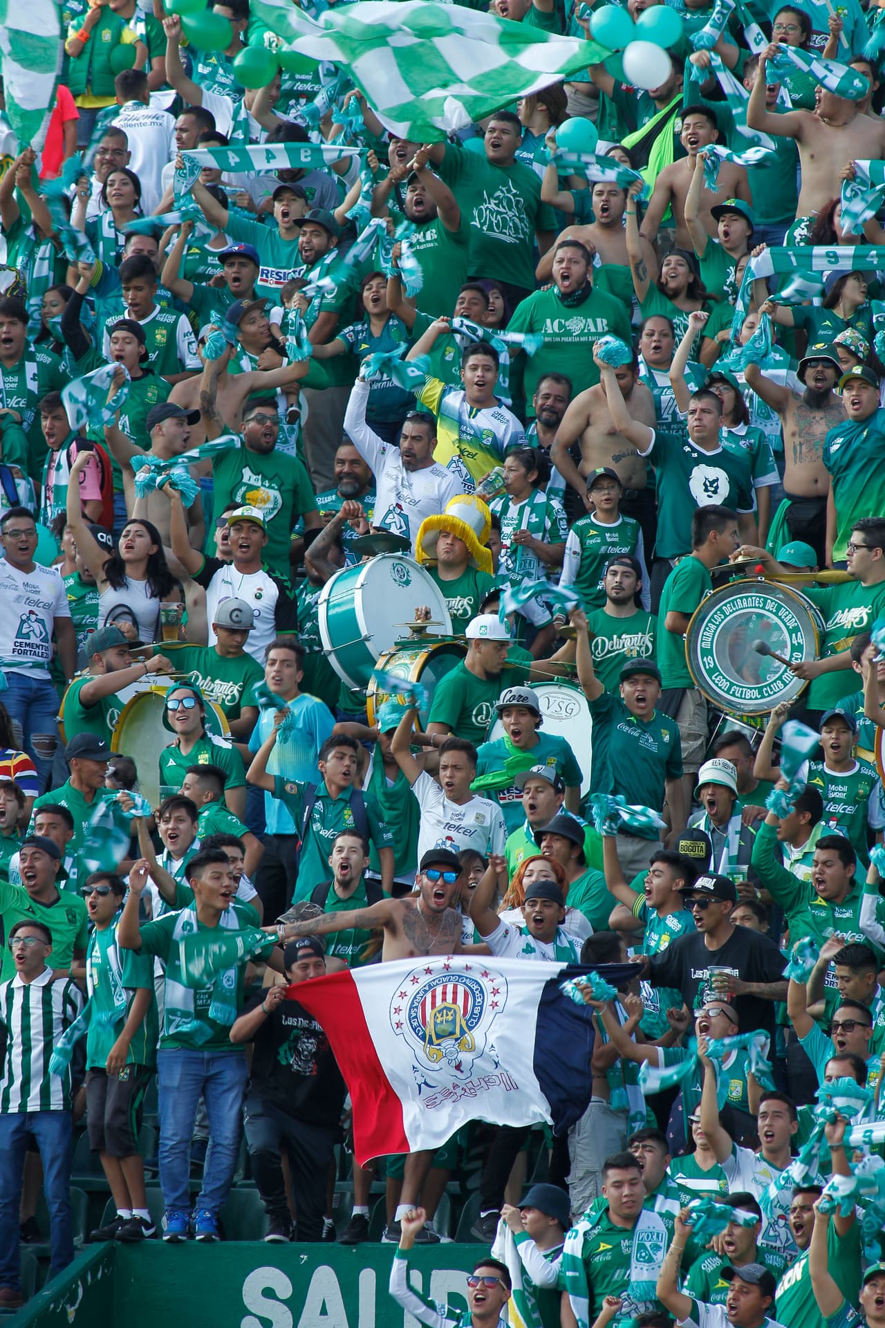 Un par de valientes aficionados de los Esmeraldas se 'divertían' con una bandera de Chivas.