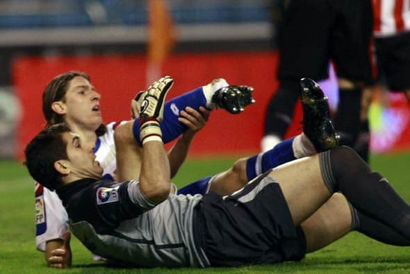 El brasileño Filipe Luis se rompió el tobillo al hacer el primer gol del Deportivo.