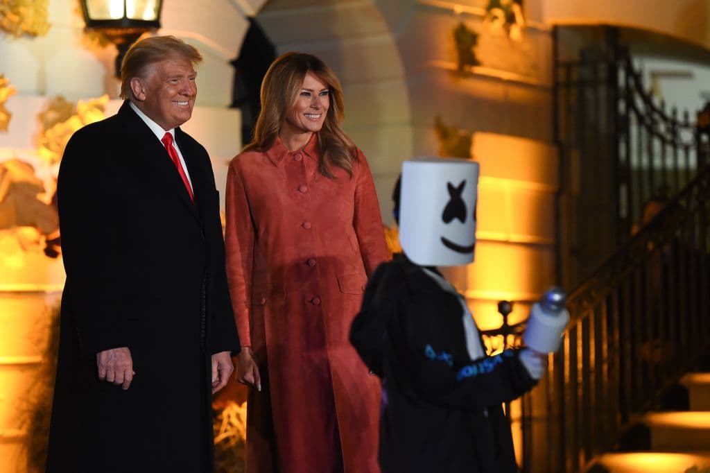 A los niños les repartieron dulces, avioncitos de papel y modelos de cohetes.