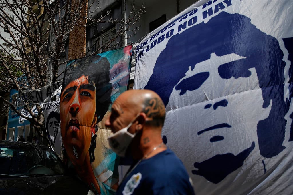 Maradona se recupera tras una exitosa operación de un hematoma en la cabeza. Fuera de la Clínica Olivos, ubicada en Buenos Aires, fanáticos se dieron cita para apoyar a ‘D10s’ en todo momento; el amor que le tienen al astro argentino es ‘infinito’.