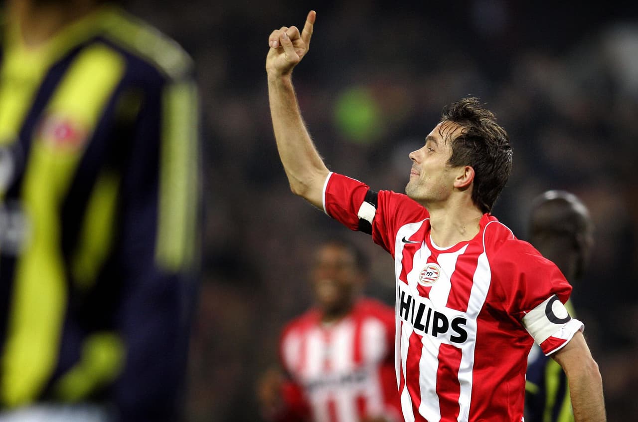 Cocu, que ganó reconocimiento mundial en Barcelona, volvió al PSV para coronarse tres veces campeón en Holanda y luego ser DT, el que ahora tiene bajo su cargo al mexicano Hirving Lozano.