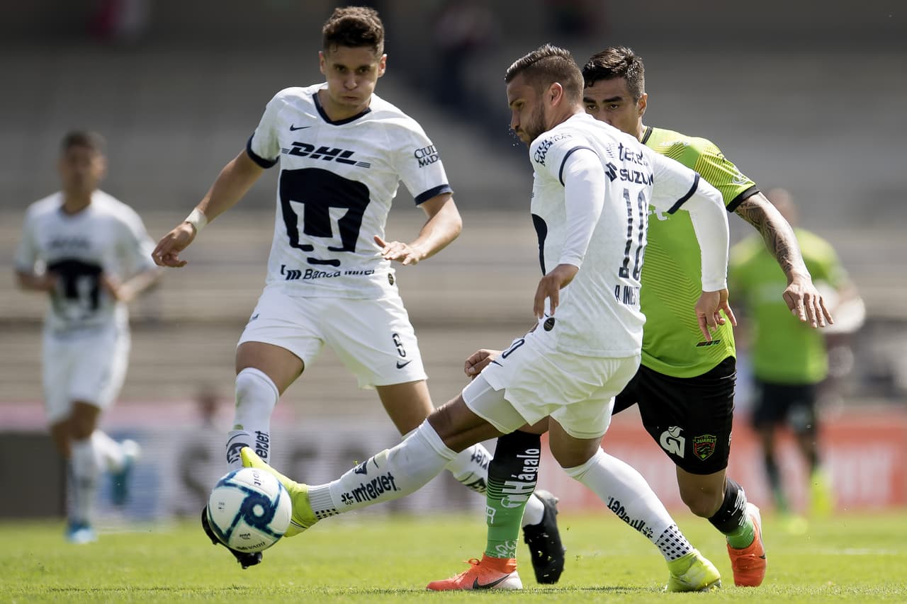 Andrés Iniestra mueve el balón por el medio campo para repartir juego.