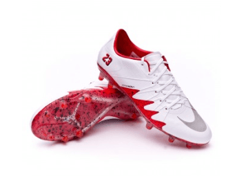 Neymar usó los HyperVenom Phinish II Neymar FG White-Reflect Silver-Light crimson-Black en la temporada 2016-2017.