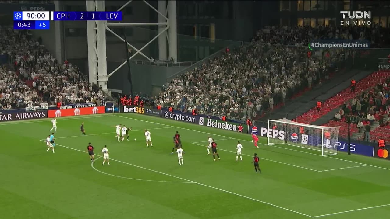 ¡AUTOGOL! de Pantelis Hatzidiakos para Bayer 04 Leverkusen.