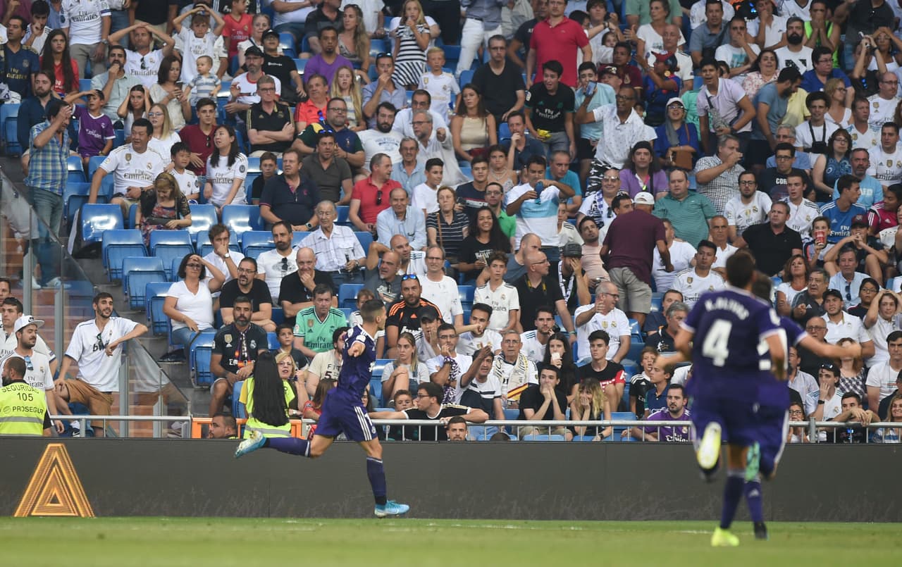 El Real Madrid empató 1-1 ante el Valladolid con goles de Benzema y Guardiola. El conjunto merengue sufrió ante el repliegue bajo del cuadro visitante y pierde dos puntos en la lucha por el título.