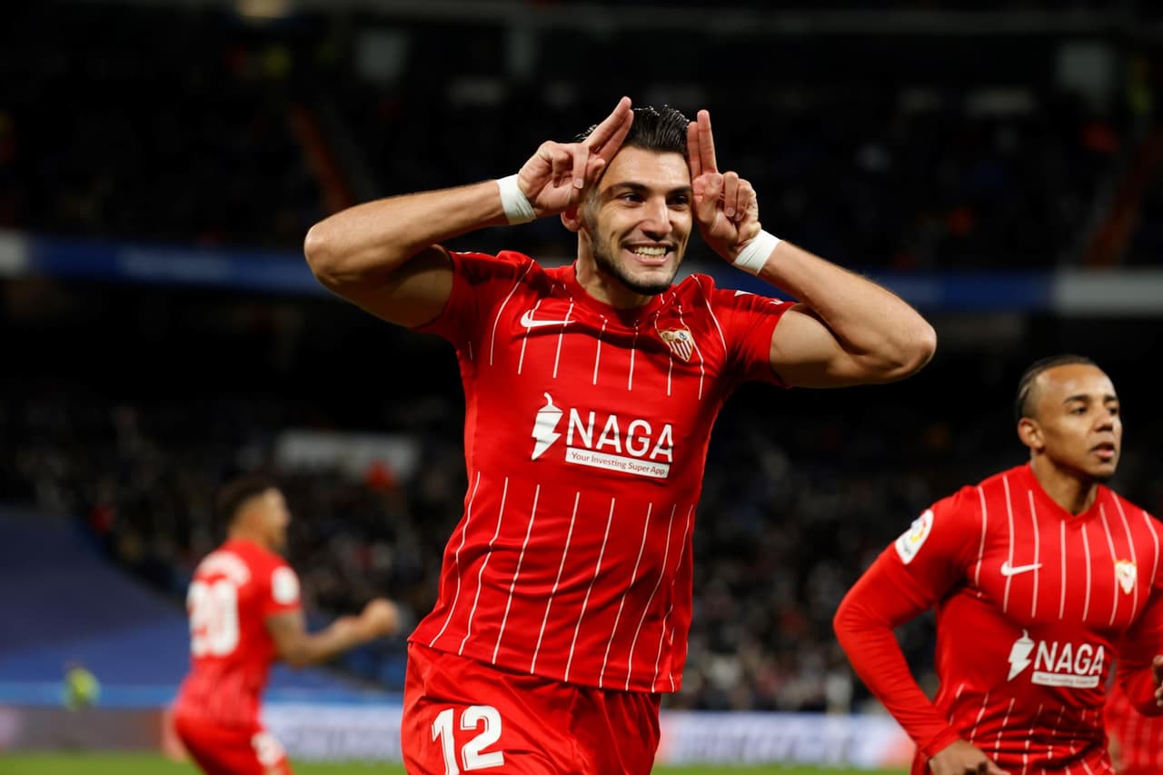 Real Madrid derrota al Sevilla 2-1 con anotaciones de Karim Benzema y Vinicius Jr durante la J15 en La Liga. El único tanto por parte del equipo visitante fue de Rafa Mir al inicio del encuentro. El equipo merengue es líder de la tabla.