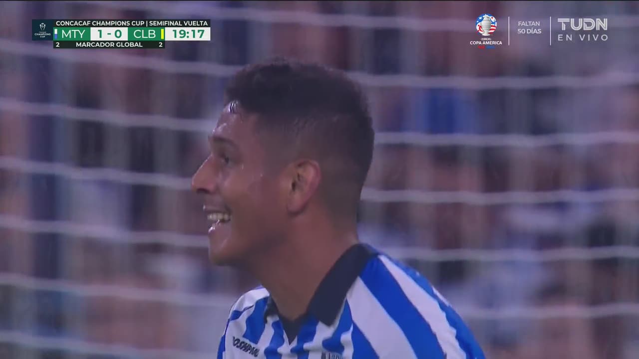 ¡Huele a gol! Cabezazo de Romo que sale apenas arriba