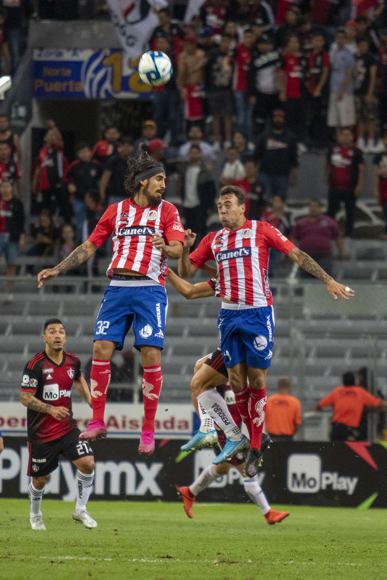 Con goles de Juan Castro al minuto 61 y Nicolas Ibañes al 90+3, el Atlético san Luis gana y pone en problemas al Atlas.