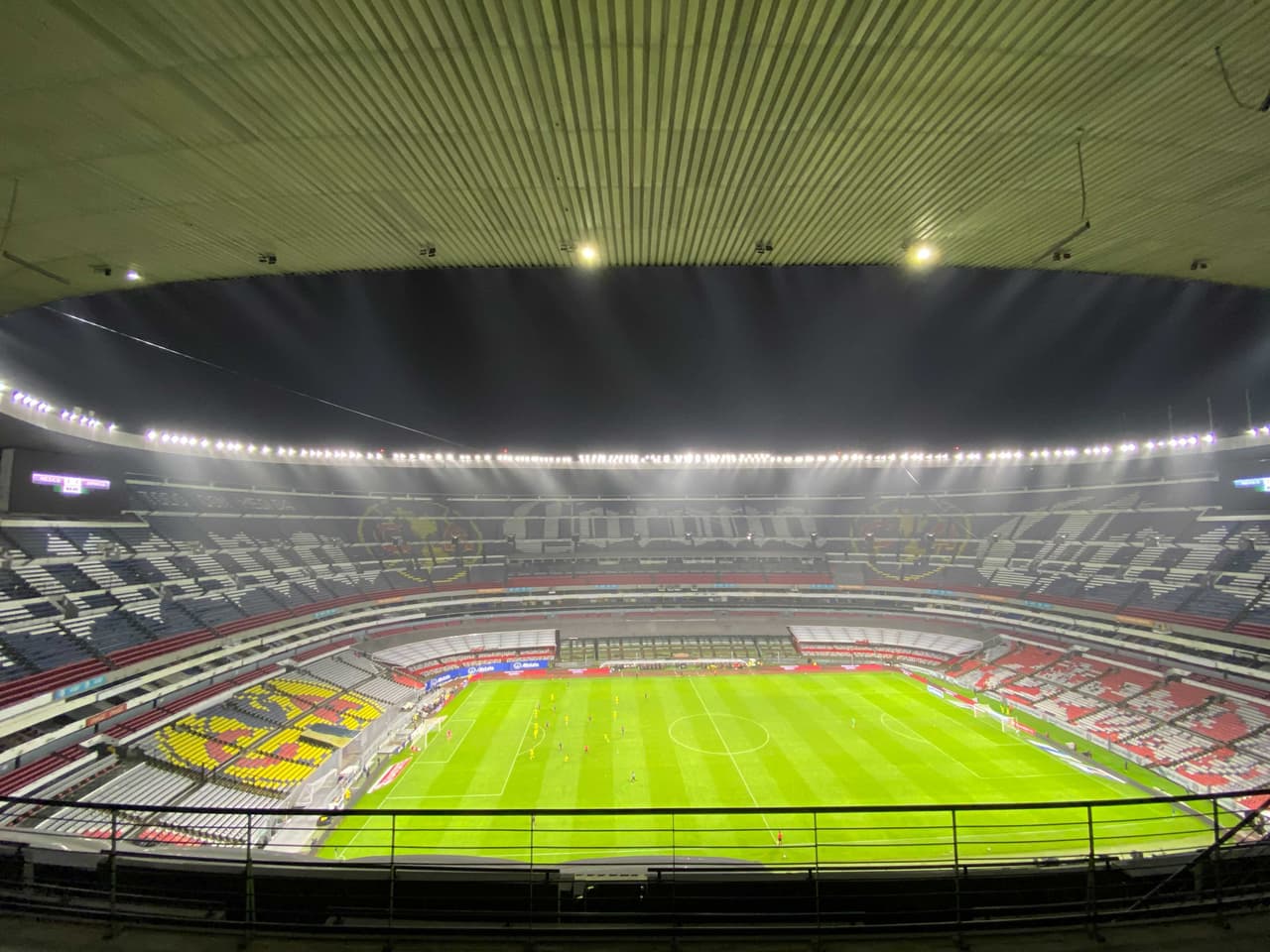 El Azteca vacío sufre el triunfo de México bajo la lluvia