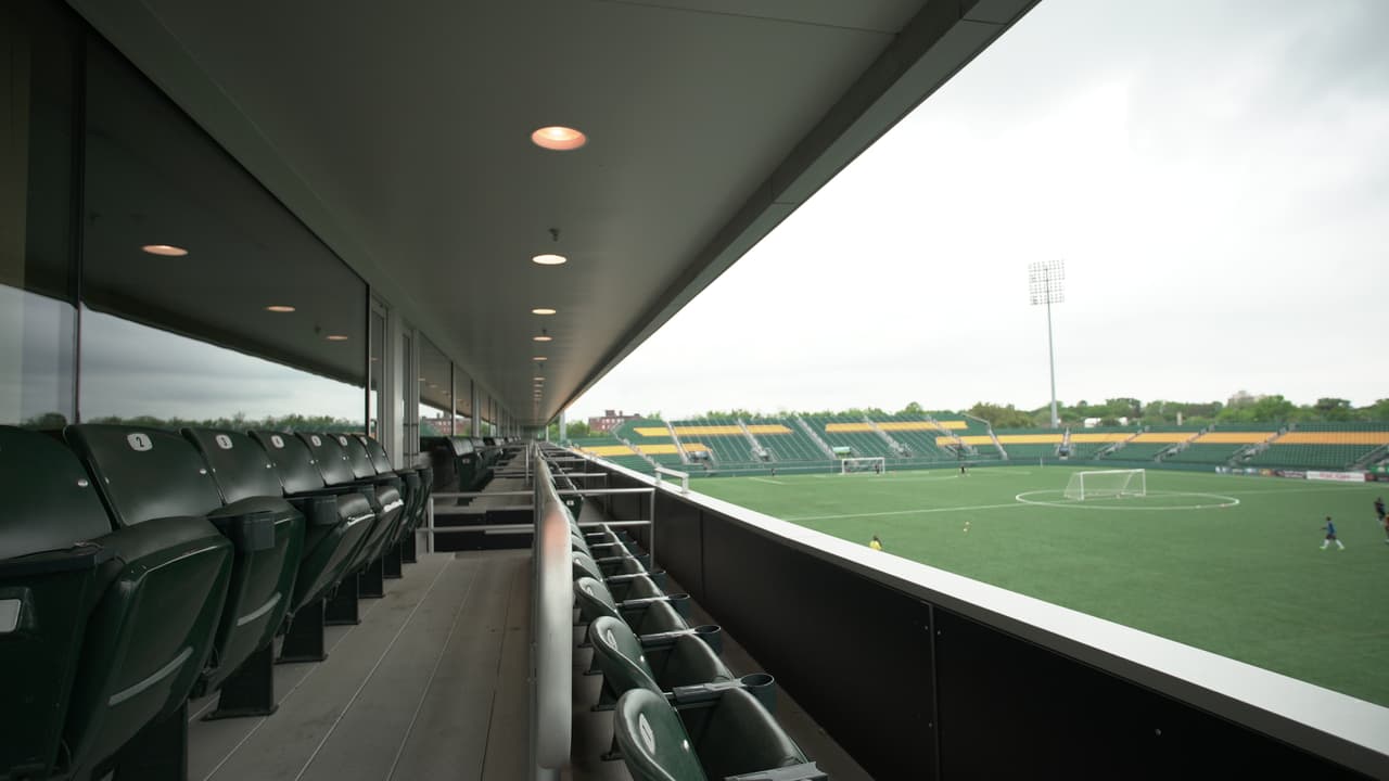 Palco del estadio, que tiene una capacidad para catorce mil personas aproximadamente.