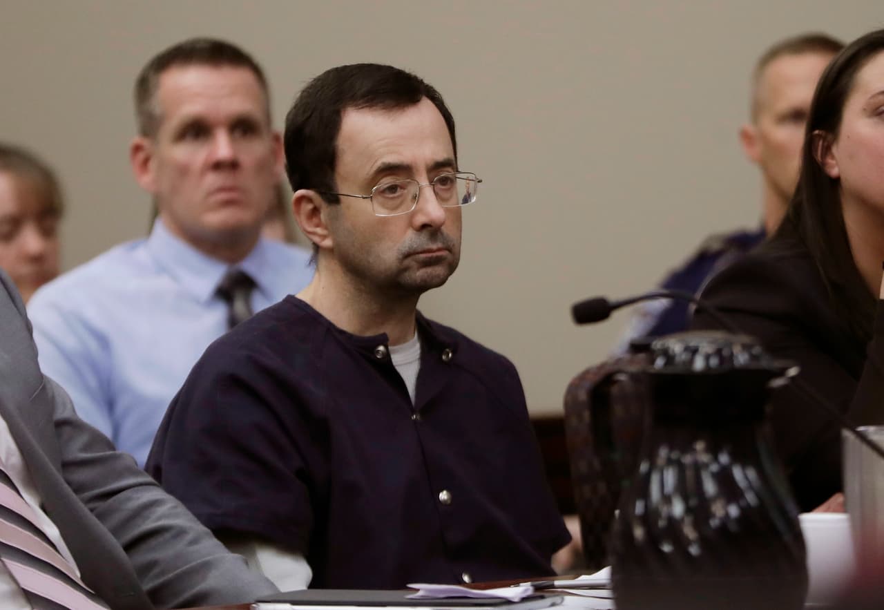 El fallo llegó después de una semana de audiencias con el testimonio de casi 160 de niñas y mujeres que acusaron a Nassar, de 54 años, ante un tribunal de Lansing (Michigan).