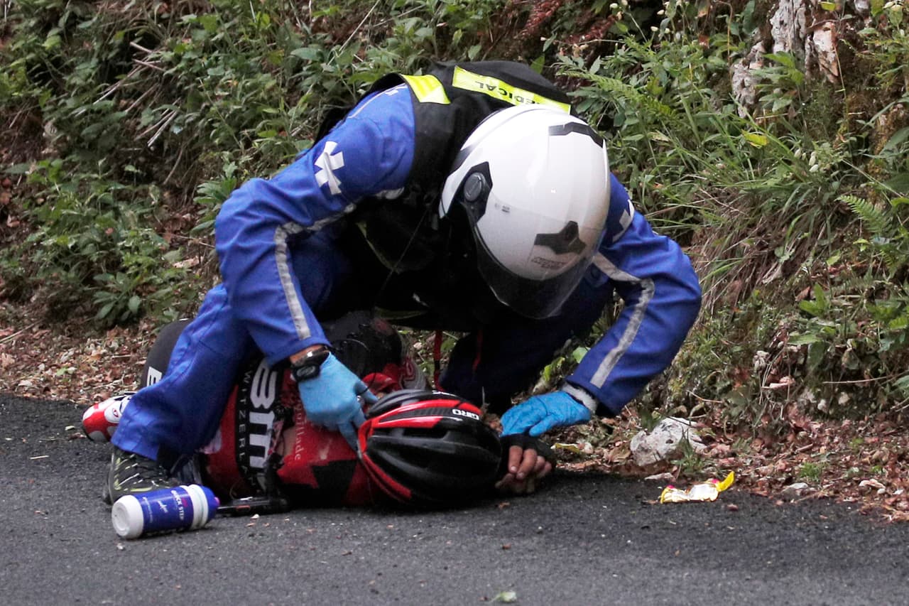 Daniel Martin cayó y Porte chocó con él, dio una terrible voltereta en el aire y chocó contra la pared derecha, cuando iba a más de 40 kilómetros por hora.