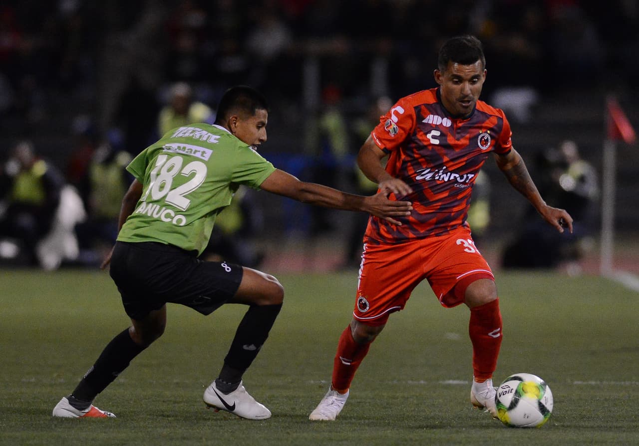 Aunque los Tiburones Rojos no lograban generar muchas ocasiones de gol, no dejaban de intentar ir hacia el frente pero sin profundizar ni tener la claridad deseada.