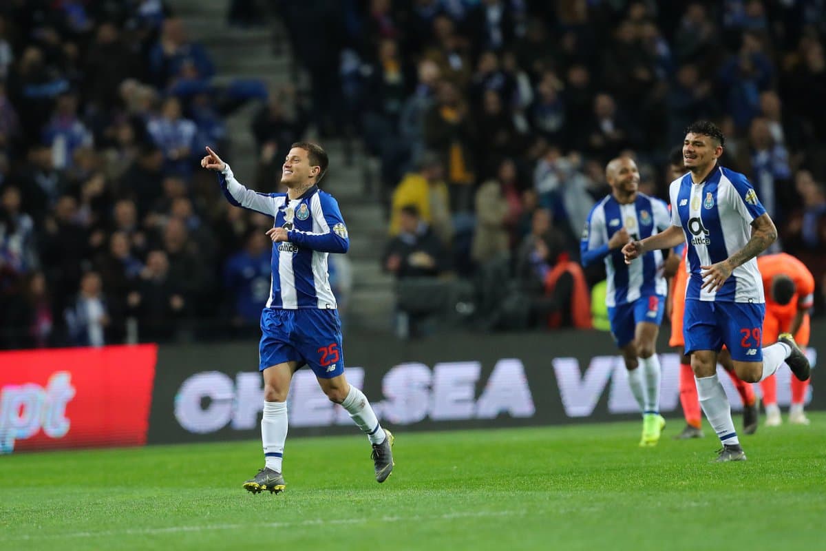 Al minuto 48' Otavinho (izquierda) marcó tras el pase del mexicano Corona, fue el 2-0 definitivo para los 'Dragones'.