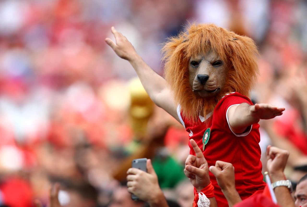 Las máscaras y demás atuendos de los fanáticos hacen parte del colorido en la fiesta del partido entre Portugal y Marruecos en la segunda fecha del grupo B del Mundial de Rusia 2018.