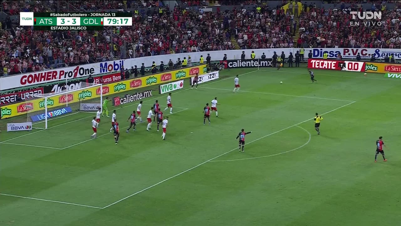 ¡TIRO ATAJADO! disparo por Julián Quiñones.