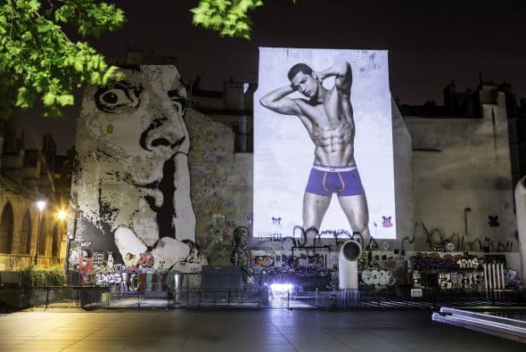 El delantero portugués lanzó su linea de ropa llamada, 'CR7 Underwear', en las principales ciudades del mundo.