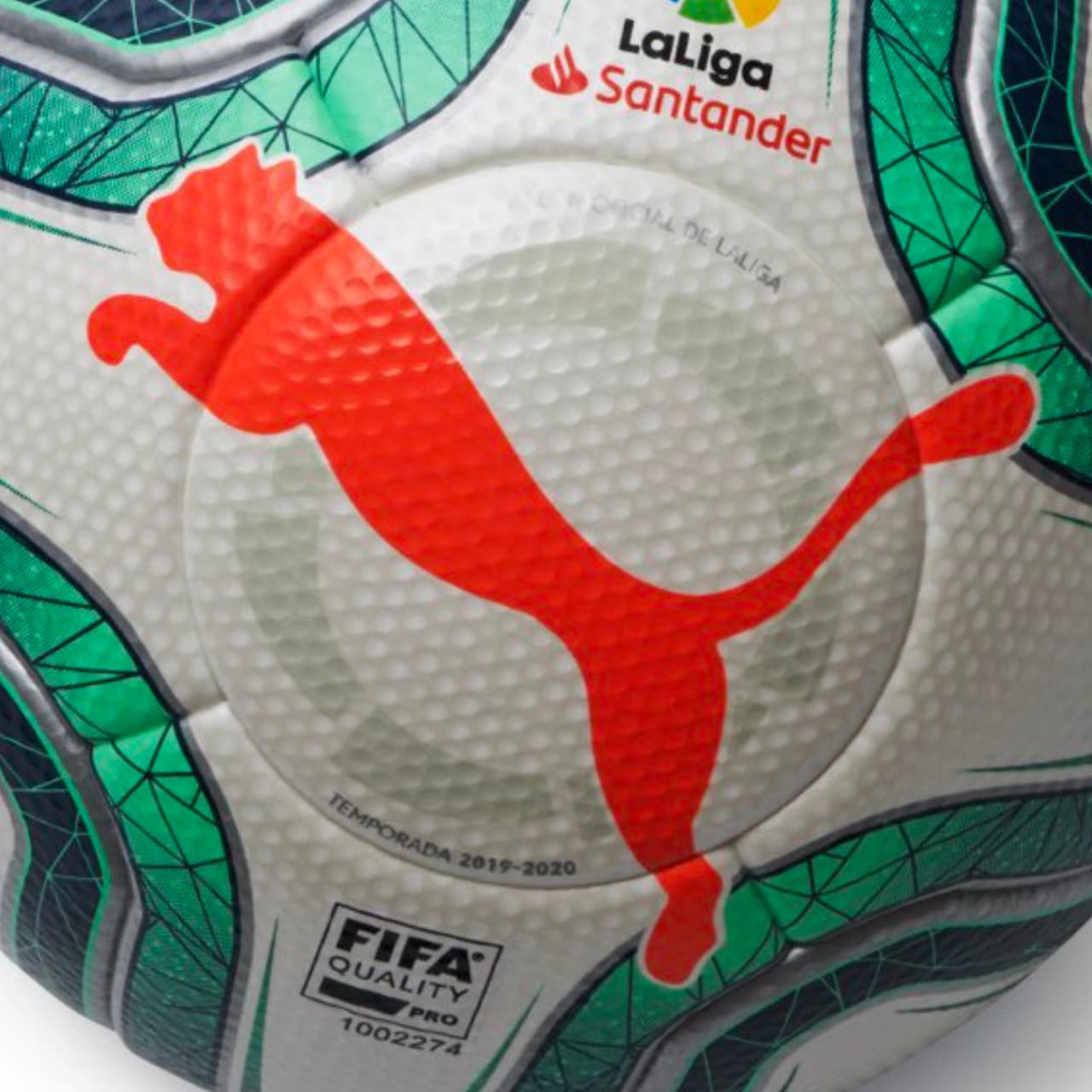 Después de 20 años de contrato con Nike, La Liga estrenará nuevo balón de la mano de Puma. Para esta ocasión el verde es protagonista en distintos tonos con tecnología de última generación. Junto al logotipo de la marca alemana se encuentra también una identidad de la organización en gris lo que lo hace aún más exclusivo.
