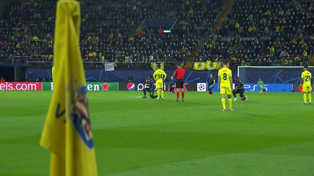 Arranca el partido y la pelota está en juego.