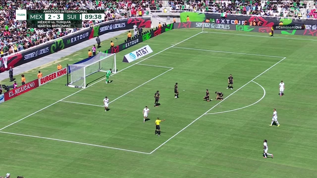 ¡GOL!  anota para Suiza. Fabian Rieder