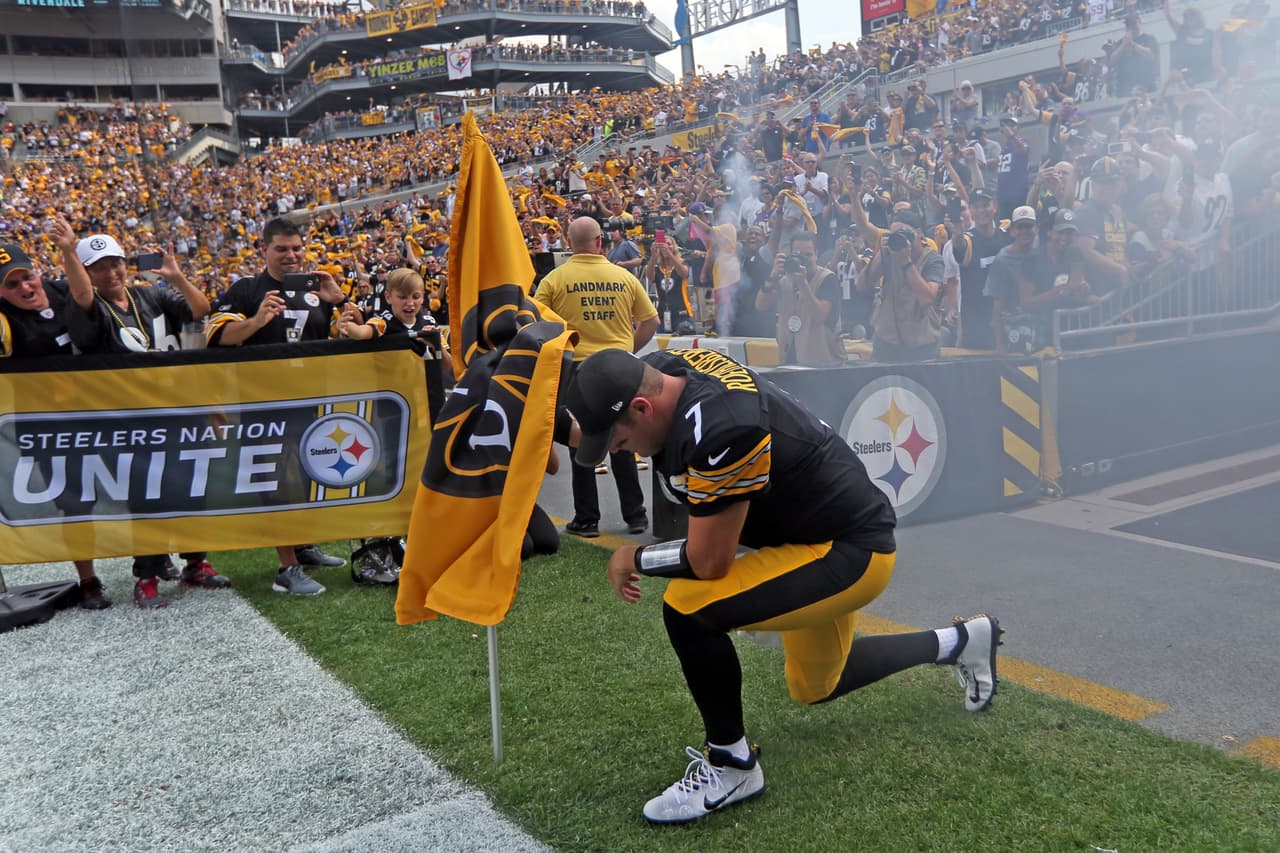 Pittsburgh Steelers quarterback Ben Roethlisberger kneels before taking the field, in memory of Steelers owner Dan Rooney, before an NFL football game against the Minnesota Vikings in Pittsburgh, Sunday, Sept. 17, 2017. (AP Photo/Keith Srakocic)