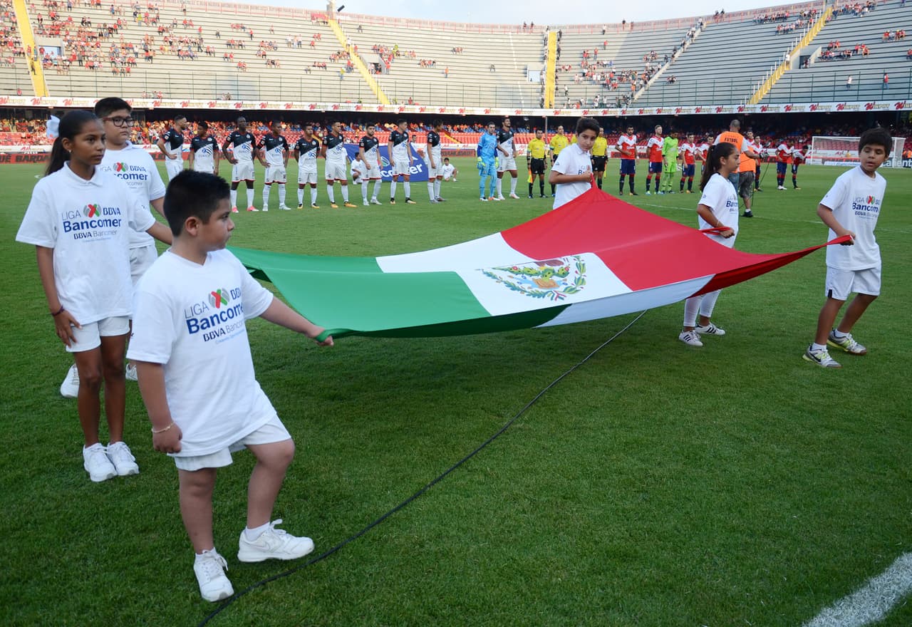 Asi salian los equipos al campo de juego, ante la mirada de pocos asistentes.