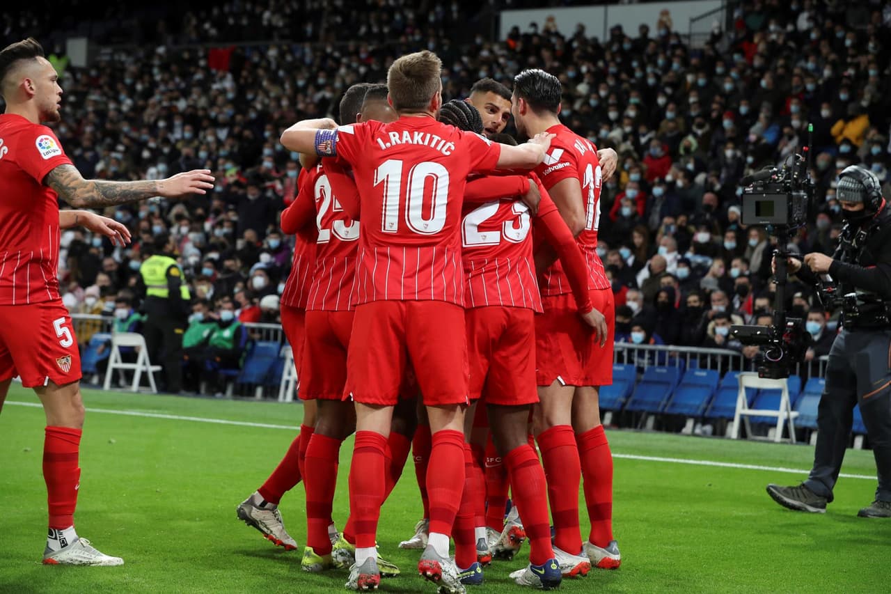 Real Madrid derrota al Sevilla 2-1 con anotaciones de Karim Benzema y Vinicius Jr durante la J15 en La Liga. El único tanto por parte del equipo visitante fue de Rafa Mir al inicio del encuentro. El equipo merengue es líder de la tabla.