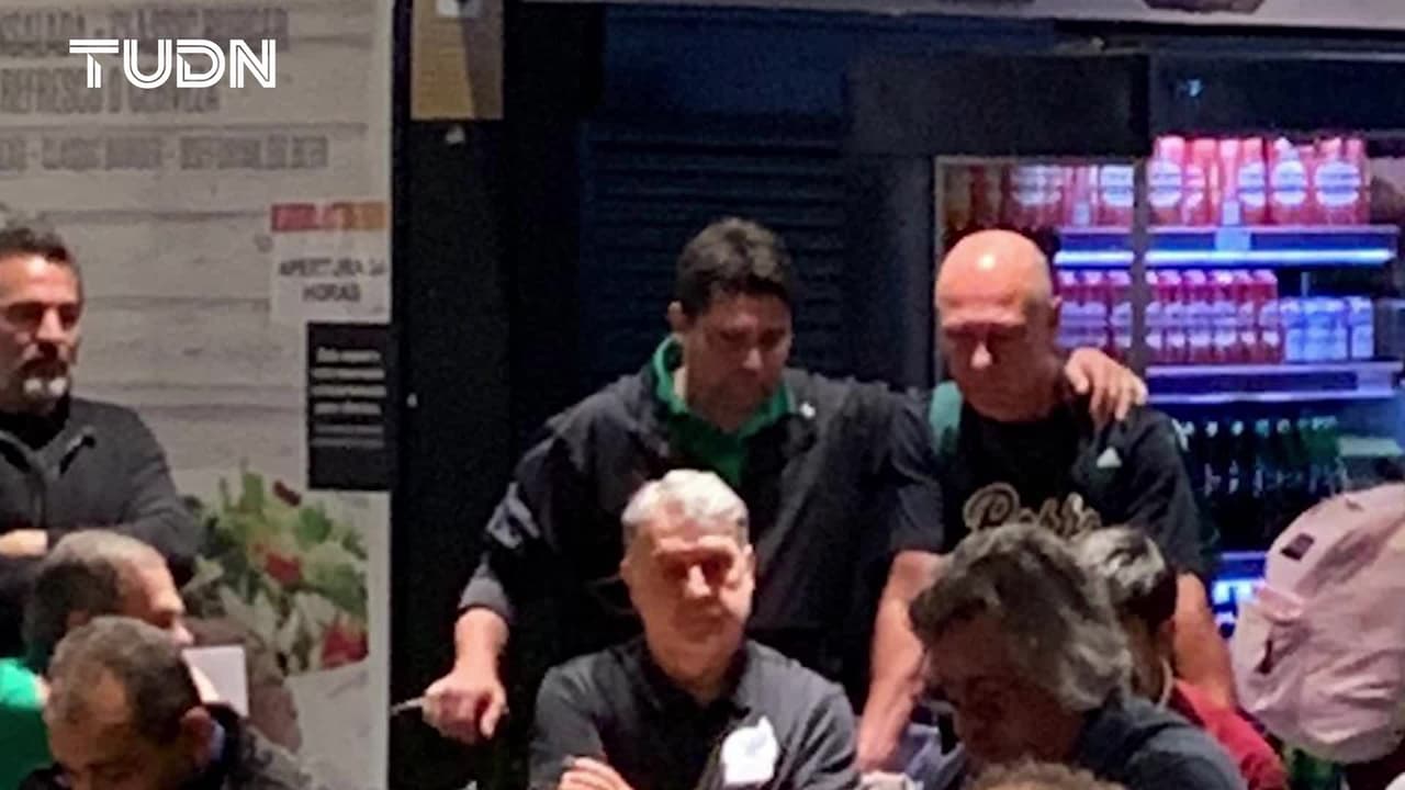 'Tata' Martino es captado viendo el Argentina vs. Australia; aún porta uniforme del Tri