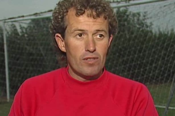 Fue entrenador del Crewe Alexandra de la cuarta división inglesa.