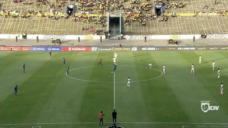 Arranca el partido y la pelota está en juego.