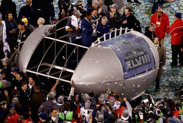 El integrante del Salón de la Fama, Marcus Allen, entregó el prestigiado trofeo Vince Lombardi.