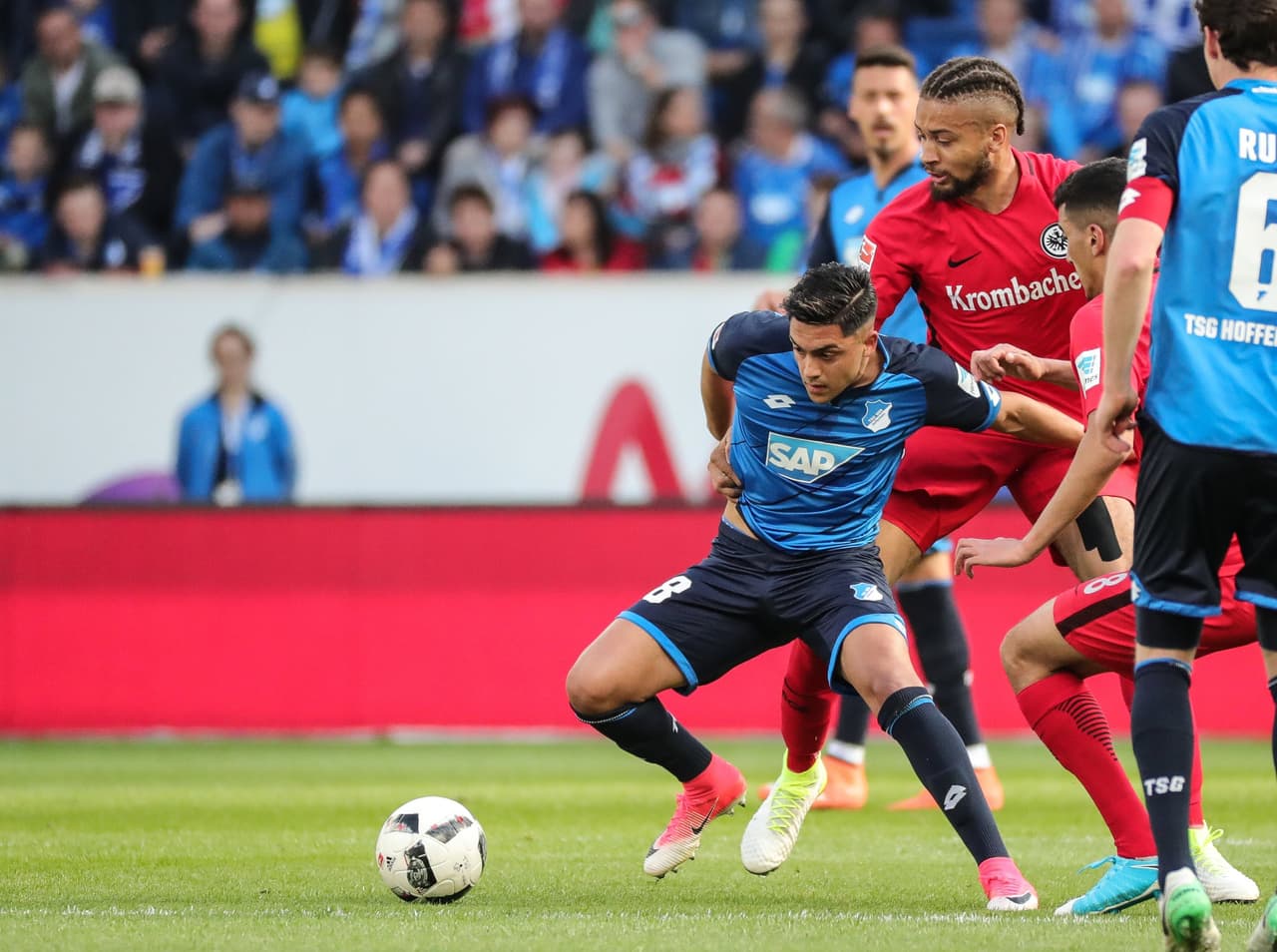 El jamaiquino Micheal Hector fue uno de los jugadores que más trabajó en la defensa del Frankfurt, que resistía los embates del Hoffenheim.