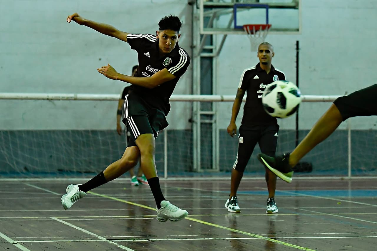 Edson Álvarez en movimientos laterales mientras de fondo se aprecia un tablero de baloncesto que a ratos los jugadores mexicanos usaron para divertirse y entrenar.