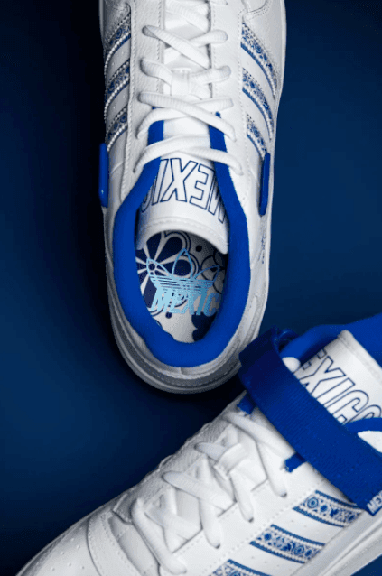 Ya por dentro, el calzado tiene un detalle de arte tradicional.