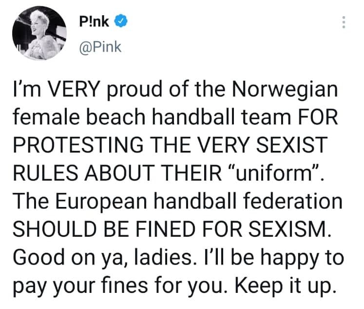 "Estoy muy orgullosa del equipo femenino de balonmano de playa de Noruega por protestar contra las reglas sexistas sobre su uniforme", tuiteó la cantante el domingo.