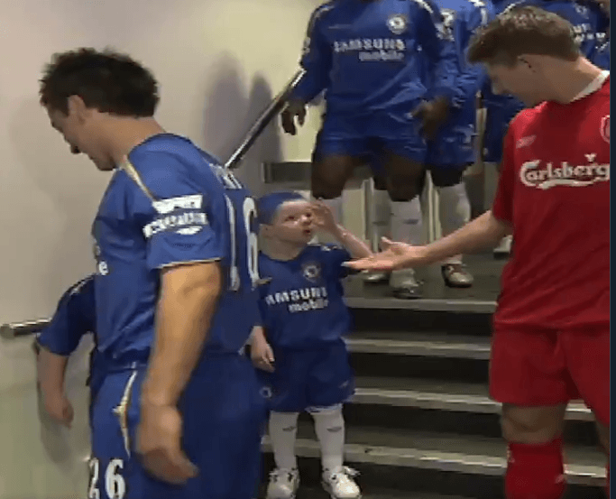 Niño que troleó a Steven Gerrard ya es futbolista, espera reencuentro