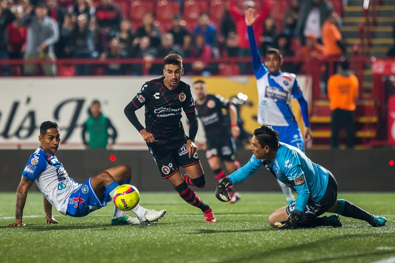 Action photo during the match Tijuana vs Puebla, Corresponding to Day 4 of the Closing Tournament 2018 of Liga BBVA Bancomer MX, at Caliente Stadium. Foto de accion durante el partido Tijuana vs Puebla, Correspondiente a la Jornada 4 del Torneo Clausura 2018 de la Liga BBVA Bancomer MX, en el Estadio Caliente, en la foto: Juan Lucero y Hugo Isaac Rodirguez y Moises Munoz 26/01/2018/MEXSPORT/Emiliano.