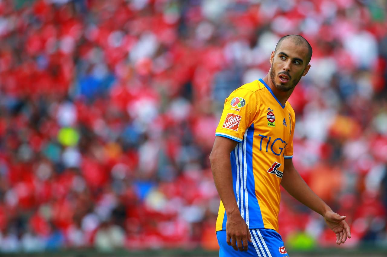 TOLUCA, MEXICO - AUGUST 14: Guido Pizarro of Tigres reacts during the 5th round match between Toluca and Tigres UANL as part of the Torneo Apertura 2016 Liga MX at Alberto Chivo Cordoba Stadium on August 14, 2016 in Toluca, Mexico. (Photo by Hector Vivas/LatinContent/Getty Images)