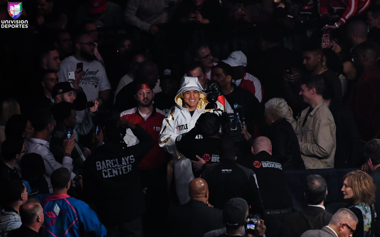 Después de 12 rounds, los jueces entregaron tarjetas de 114-114, 114-114, y 115-113 a favor de Adrien Broner. Jessie Vargas se mostró dispuesto a una revancha, aunque Broner lució molesto por creer que había ganado la contienda.