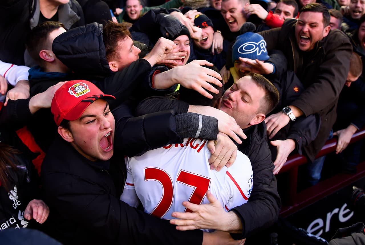 Los hinchas son muy agradecidos con sus ídolos y que mejor forma de demostrarlo sino con un beso.