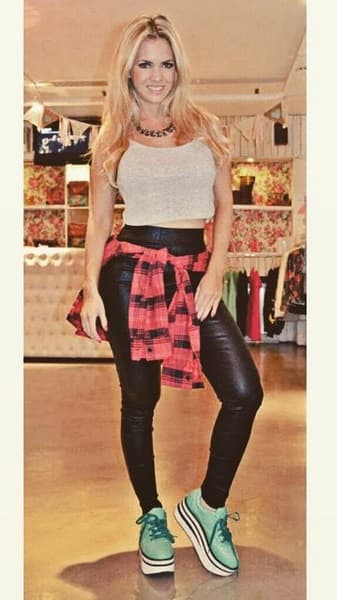 La bella modelo argentina es novia del futbolista argentino que recientemente dejó al Newcastle., Alejandra declaró que siente celos por el desnudo que hizo el jugador para una revista.