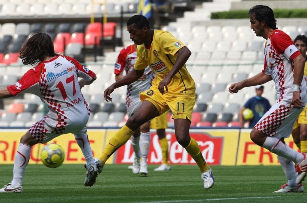 Con más corazón que buen futbol, el América logra acortar distancias luego de un remate que le fue imposible tapar a Jesús Corona.